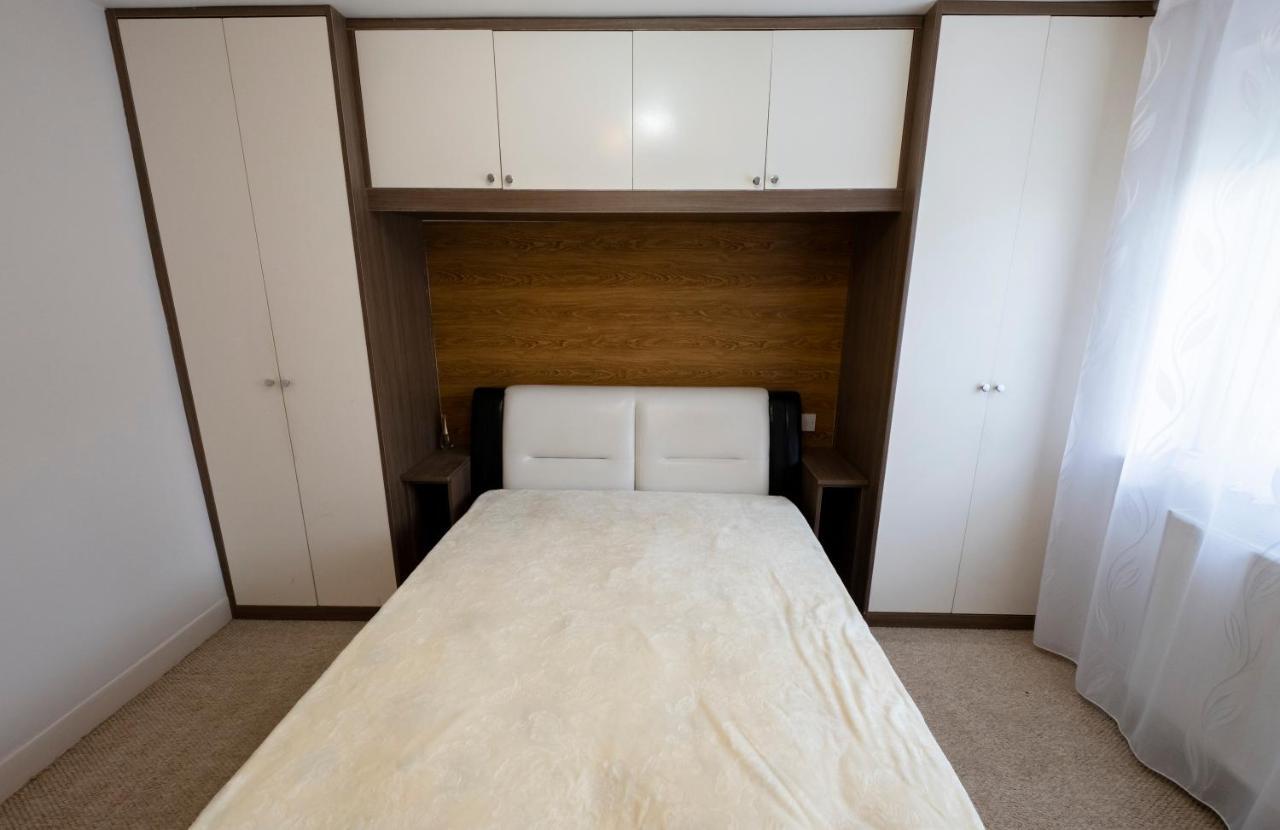 Immaculate 2-Bed Apartment In Isleworth By River Exterior photo
