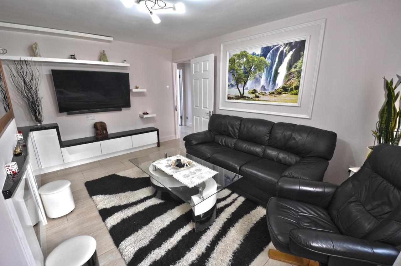 Immaculate 2-Bed Apartment In Isleworth By River Exterior photo