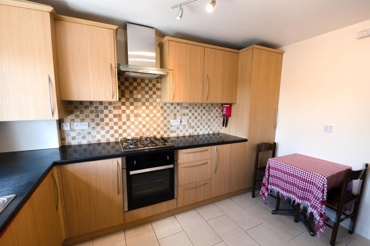 Immaculate 2-Bed Apartment In Isleworth By River Exterior photo